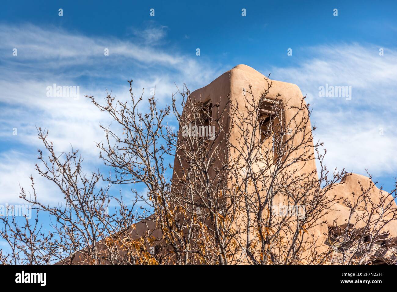 Turm einer alten historischen adobe-Kirche in New Mexico Mit einem malerischen Himmel Stockfoto