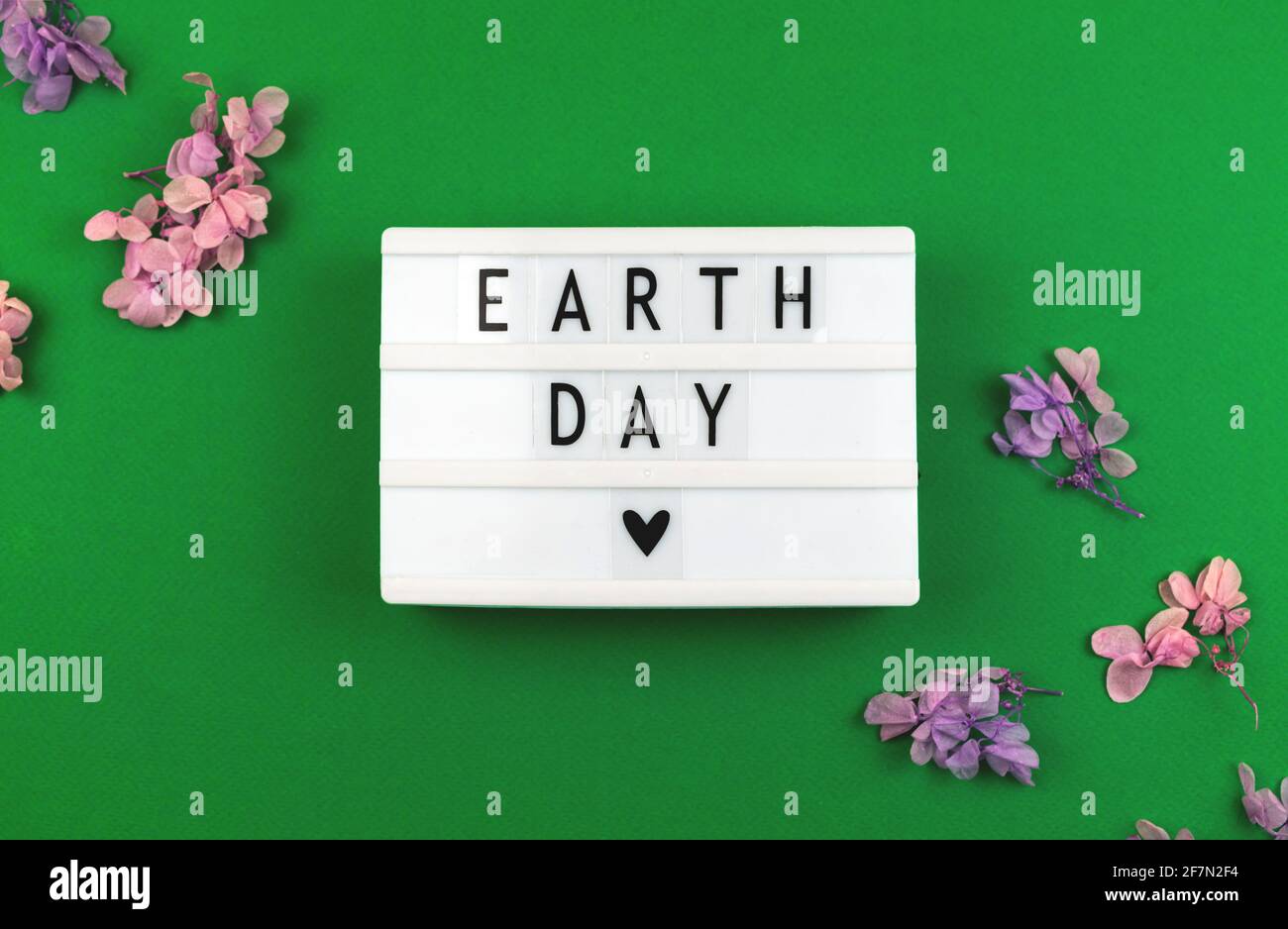 Earth Day kreativer Hintergrund mit Leuchtkasten und Schriftzug Stockfoto