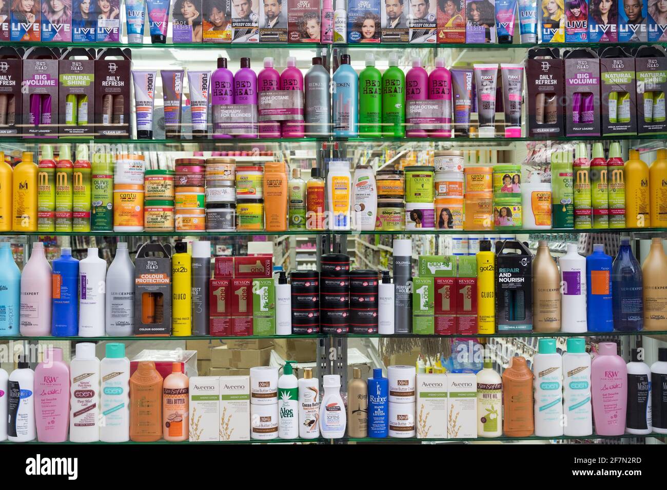 Haarpflegeprodukte auf dem Display in den Regalen in Friseur, Friseur, Friseur England Großbritannien Stockfoto