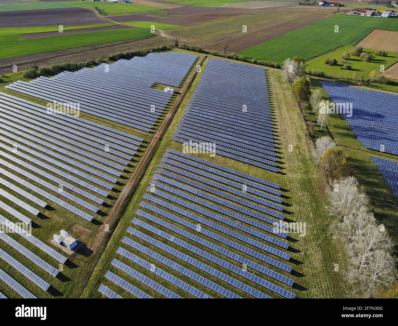 Drohne Aerial View Kraftwerk produziert saubere, nachhaltige Solarenergie in Italien Stockfoto