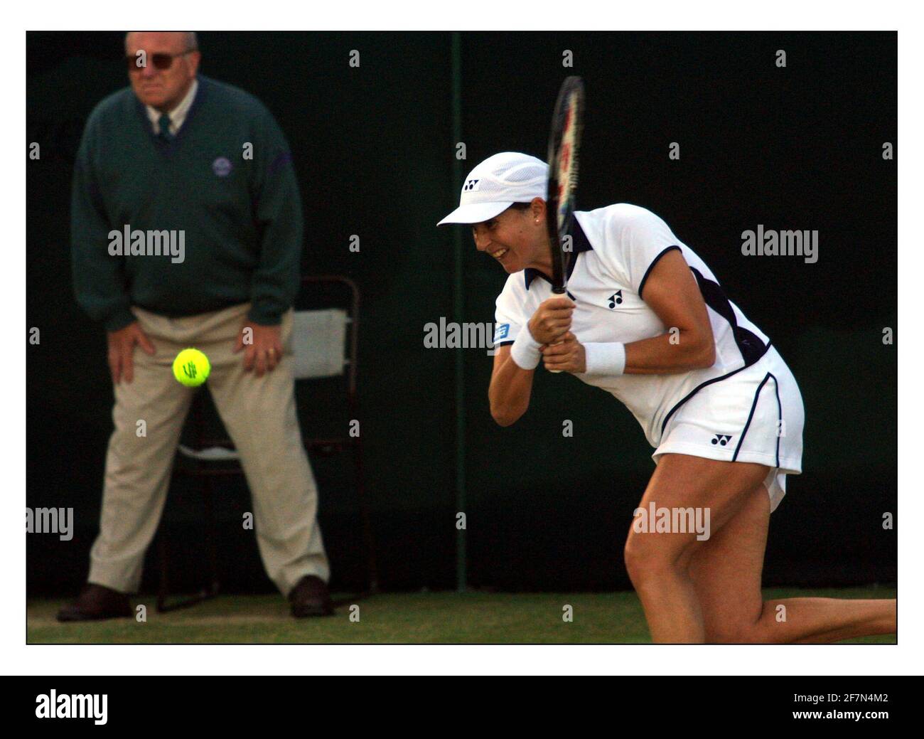 Wimbledon Monica Seles V T Tanasugarnpic David Sandison 1 7 2002 Stockfotografie Alamy