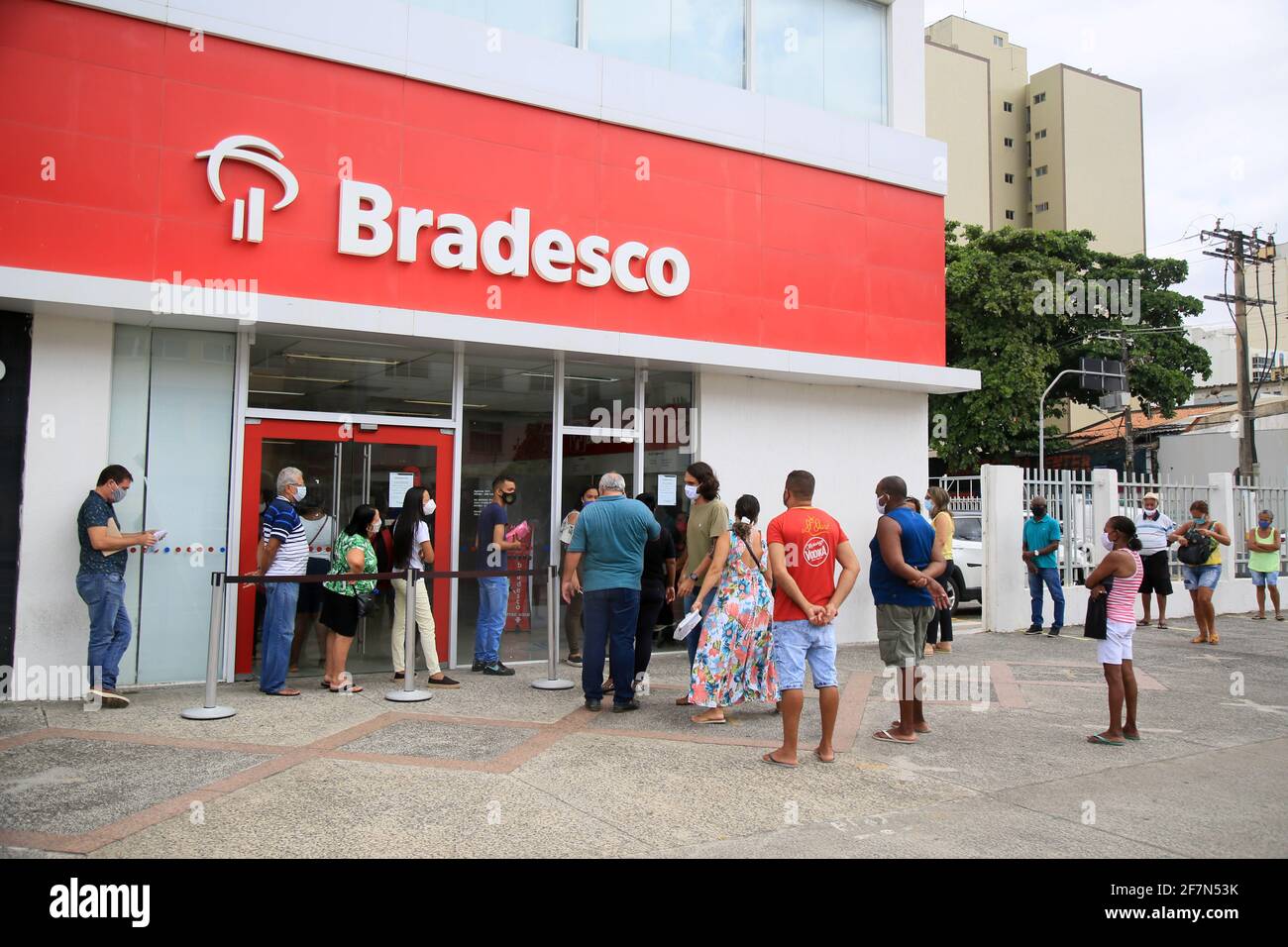 salvador, bahia, brasilien - 5. februar 2021: Menschen werden vor der Haustür einer Banco Bradesco-Filiale im Stadtteil Pituba in der Stadt Sal gesehen Stockfoto