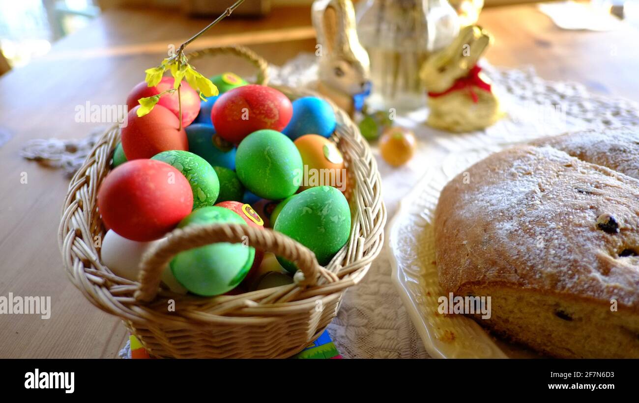 Osterdekoration mit farbigen Eiern, osterhase, Forsythia und „Mazanec“, dem besonderen Brot für Ostern Stockfoto