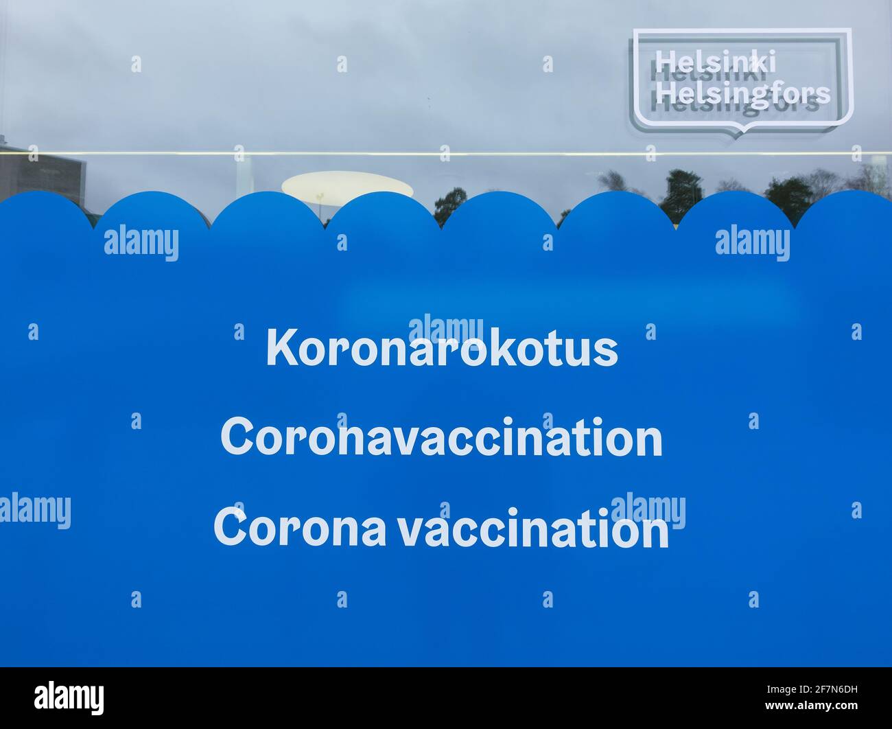 Helsinki, Finnland - 7. April 2021: Die Stadt Helsinki, Corona, hat ein Impfschild in einem Fenster eines Impfzentrums in drei Sprachen (auf Finnisch, Swedi Stockfoto