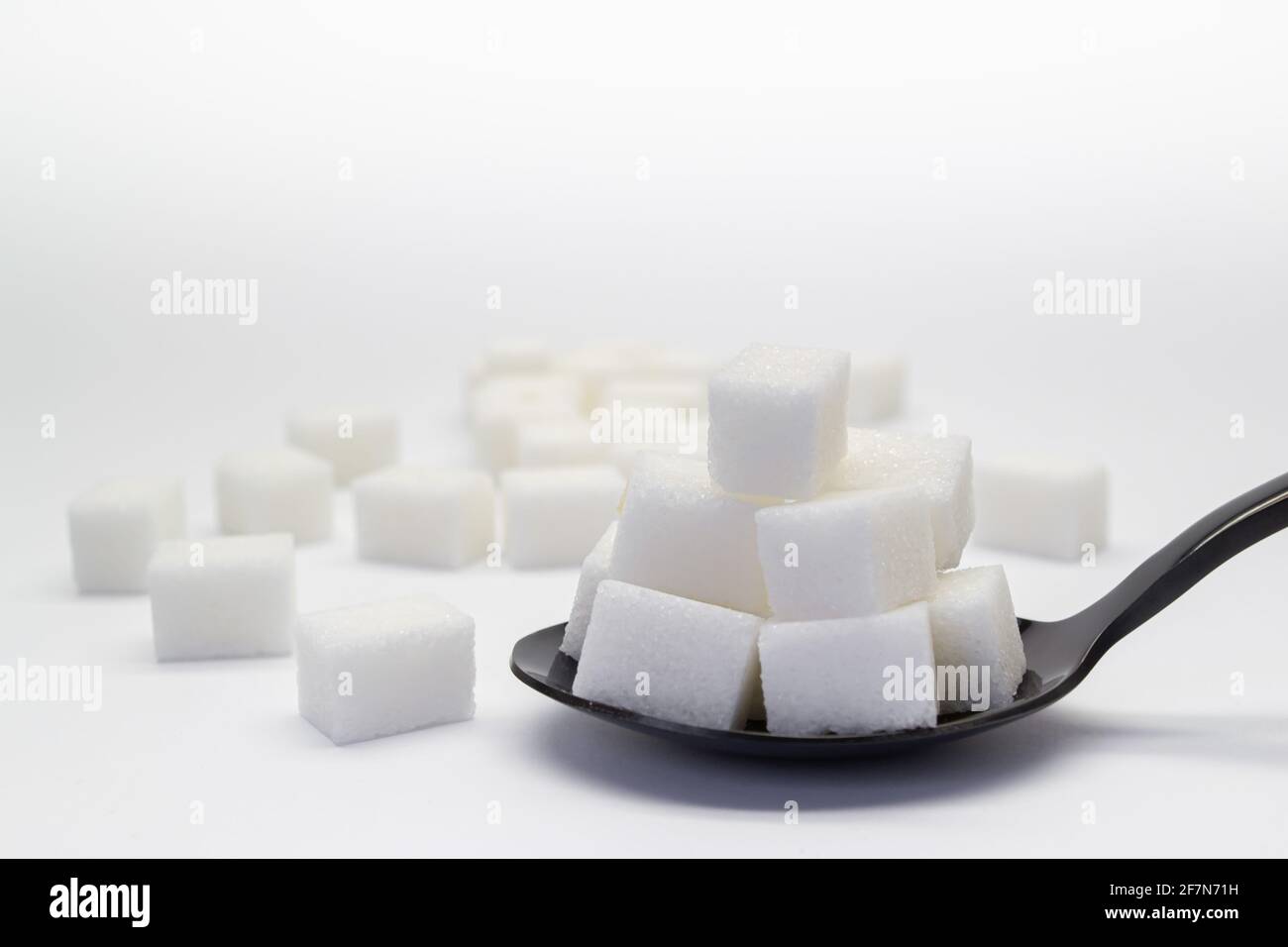Haufen raffinierten weißen Zuckers in einem Löffel Stockfoto