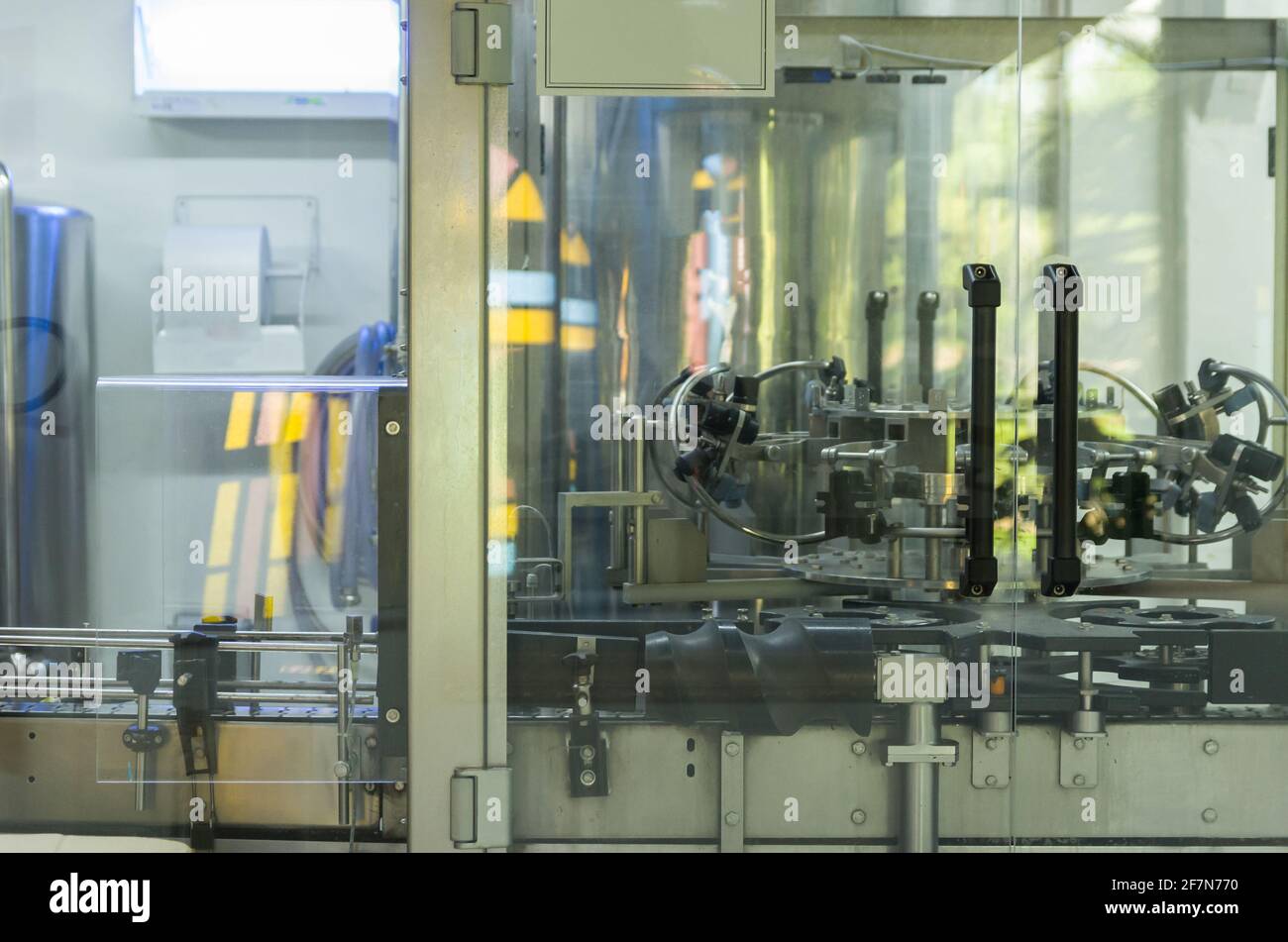 Weinproduktionsmaschine, die die Flaschen füllt. Industrieproduktion. Stockfoto