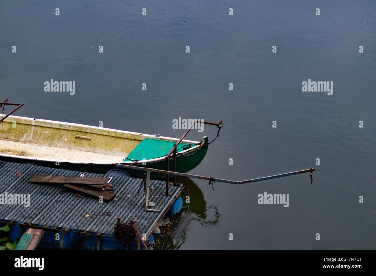 Dock mit Booten auf dem Po Fluss. Casalmaggiore, Lombardia, Italia Stockfoto