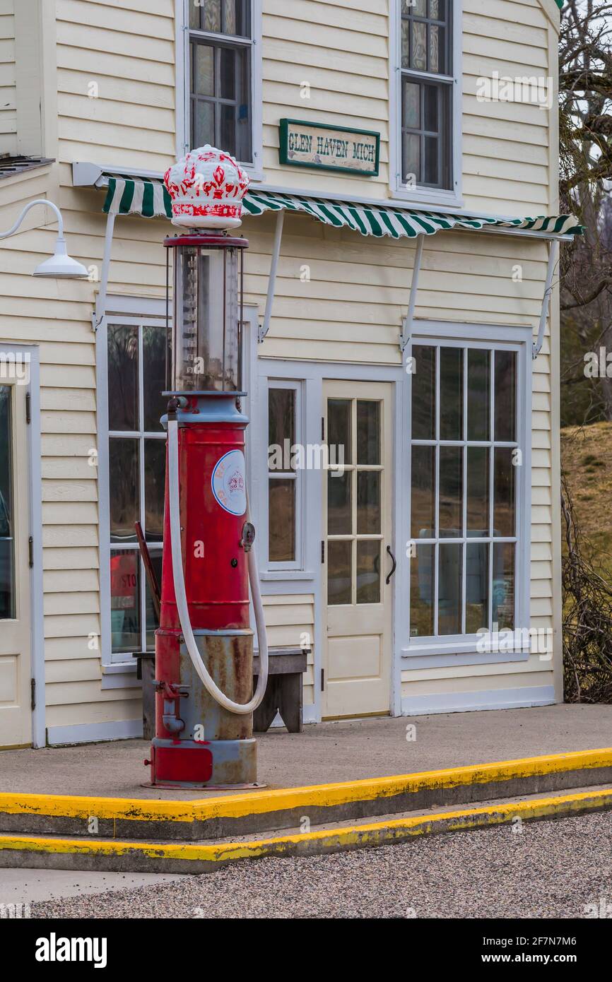 Red Crown Gaspumpe vor dem restaurierten Laden im Glen Haven Village im Sleeping Bear Dunes National Lakeshore am Lake Michigan, Michigan, USA Stockfoto