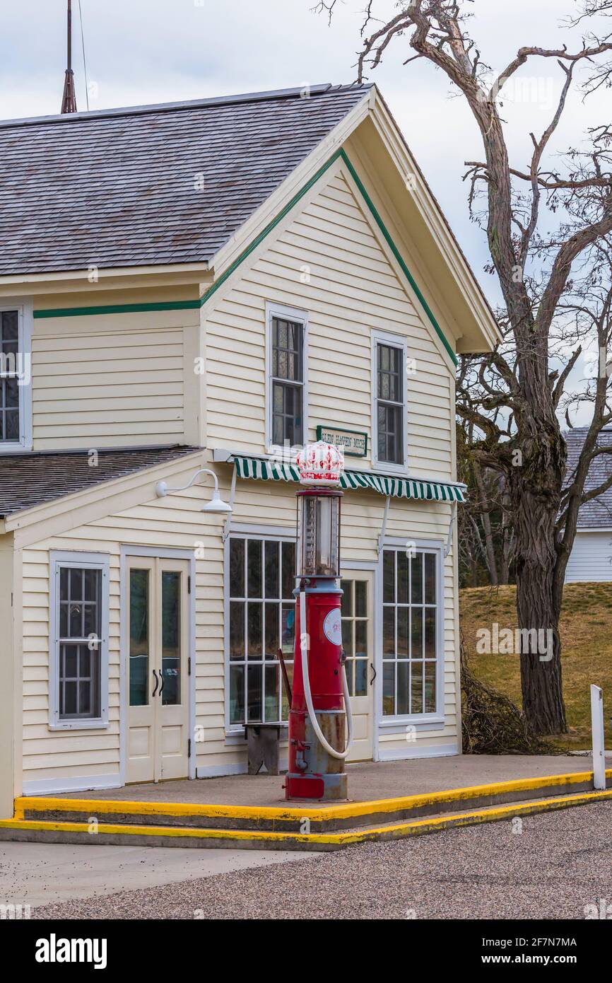 Red Crown Gaspumpe vor dem restaurierten Laden im Glen Haven Village im Sleeping Bear Dunes National Lakeshore am Lake Michigan, Michigan, USA Stockfoto