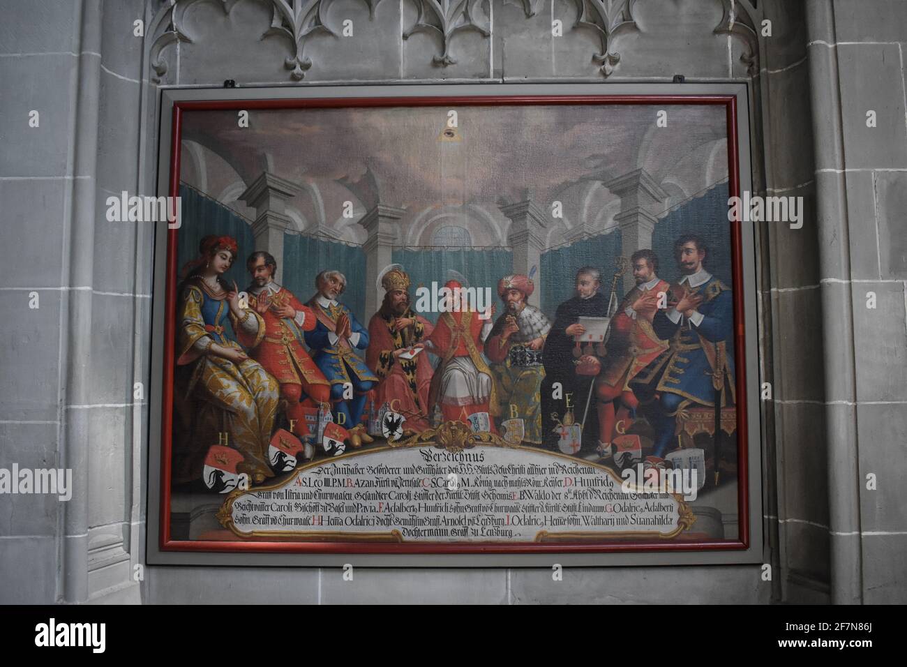 Die Abteikirche St. Maria und Markus in Reichenau Mittelzel. Bilder unter den Chorfenstern. Stockfoto