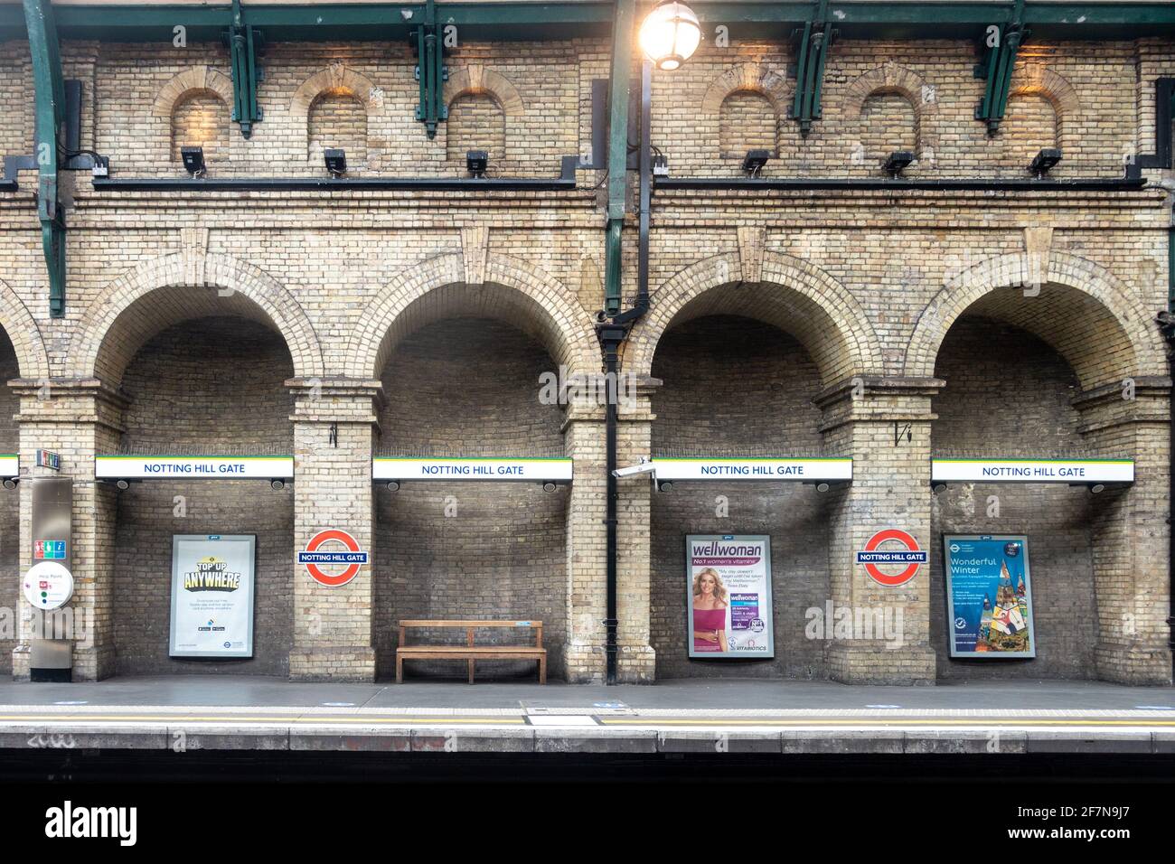 Der Bahnsteig der Kreis- und District-Linie am Londoner U-Bahnhof Notting Hill Gate ist leer, da das Coronavirus die Menschen auf Reisen hält. Stockfoto