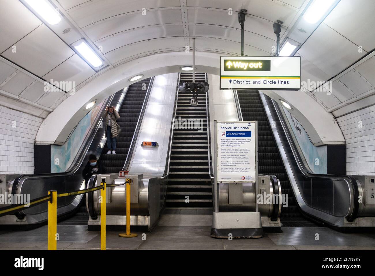 Rolltreppen an einer Londoner U-Bahn-Station sind fast leer, da das Coronavirus die Menschen daran hindert, zu reisen. Stockfoto