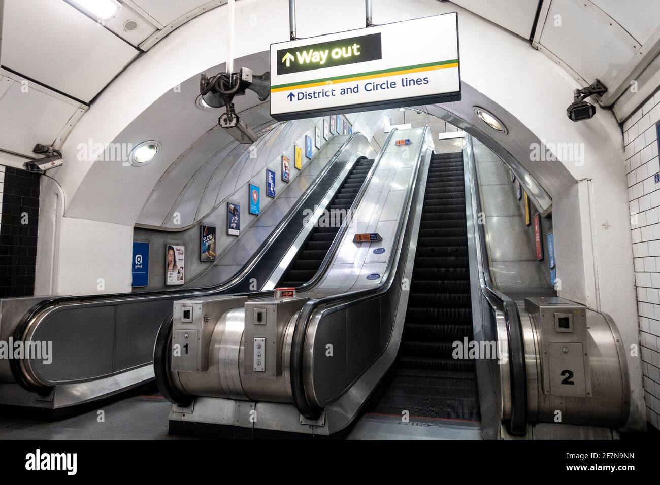 Rolltreppen an einer Londoner U-Bahn-Station sind leer, da das Coronavirus die Reisenden daran hindert. Stockfoto