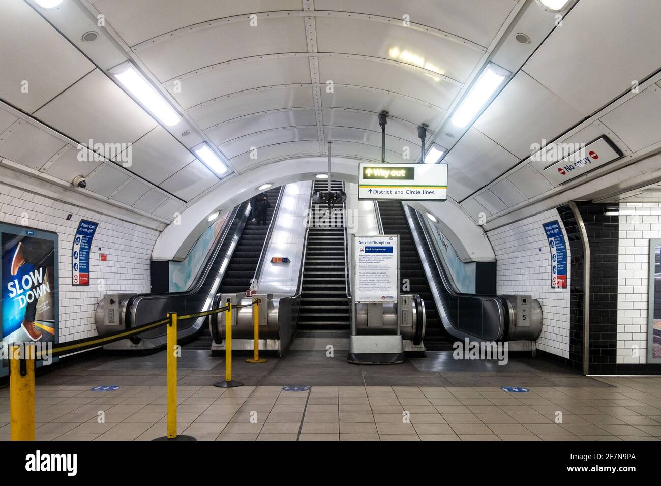 Rolltreppen an einer Londoner U-Bahn-Station sind fast leer, da das Coronavirus die Menschen daran hindert, zu reisen. Stockfoto