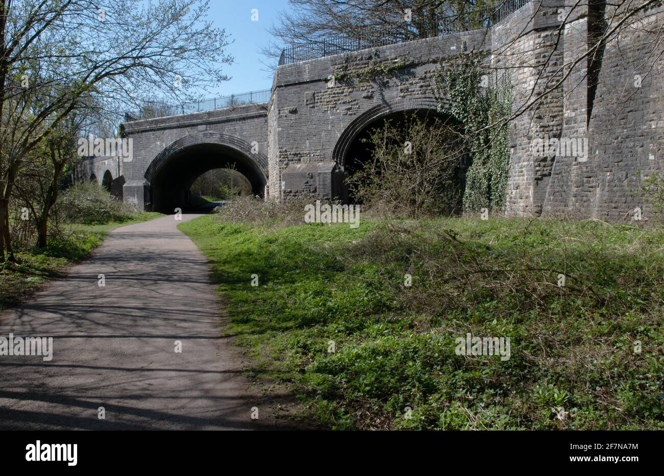 Stilles Eisenbahnviadukt, das Somerset und Dorset über die Frome-Linie nach Bristol in der Nähe von Radstock, Somerset, Großbritannien, führte Stockfoto