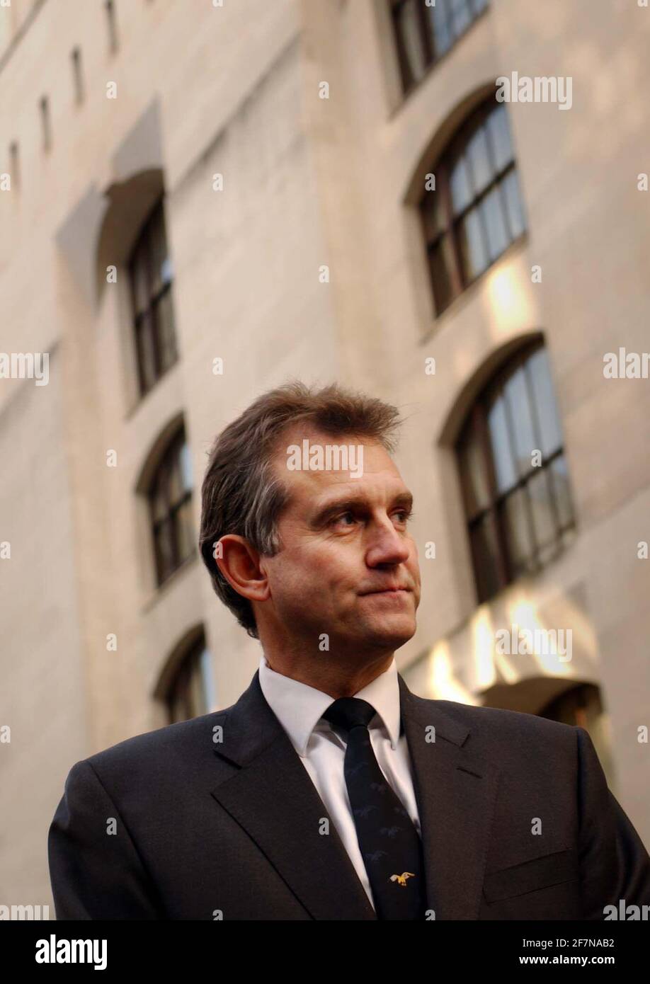 DETECTIVE CHIEF SUPERINTENDENT JON SHATFORD, DER DIE OPERATION GEGEN FÜHRTE DIE BANDE, DIE VERSUCHTE, DIAMANTEN AUS DER KUPPEL ZU STEHLEN, DRAUSSEN DER ALTE BAILEY NACH IHREM SENTENCING,18/2/02 PILSTON Stockfoto