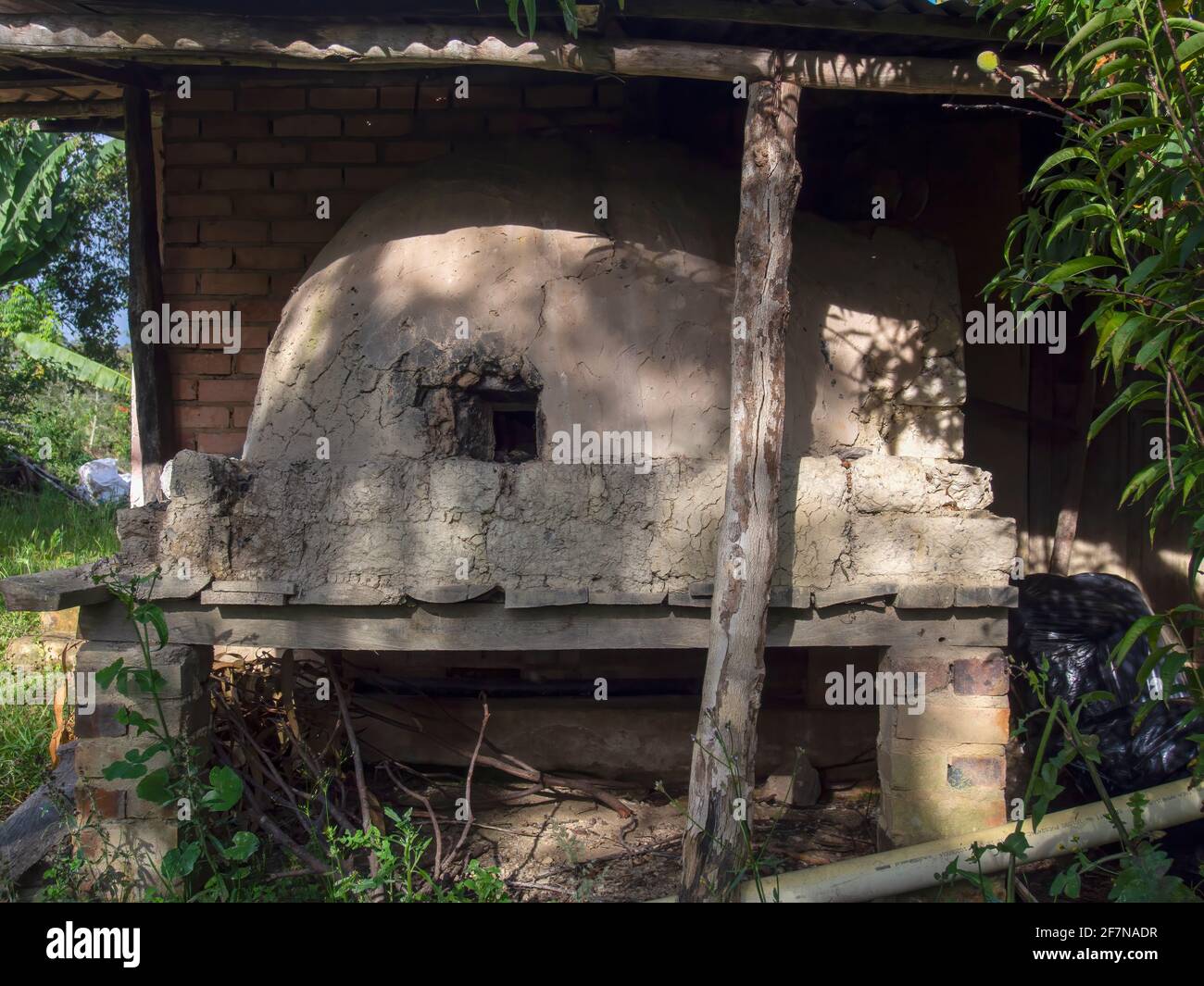 Ein traditioneller rustikaler, hausgemachter Ziegelofen, der an ein altes Landhaus in der Nähe der Stadt Arcabuco in den zentralen Andenbergen Kolumbiens angeschlossen ist. Stockfoto