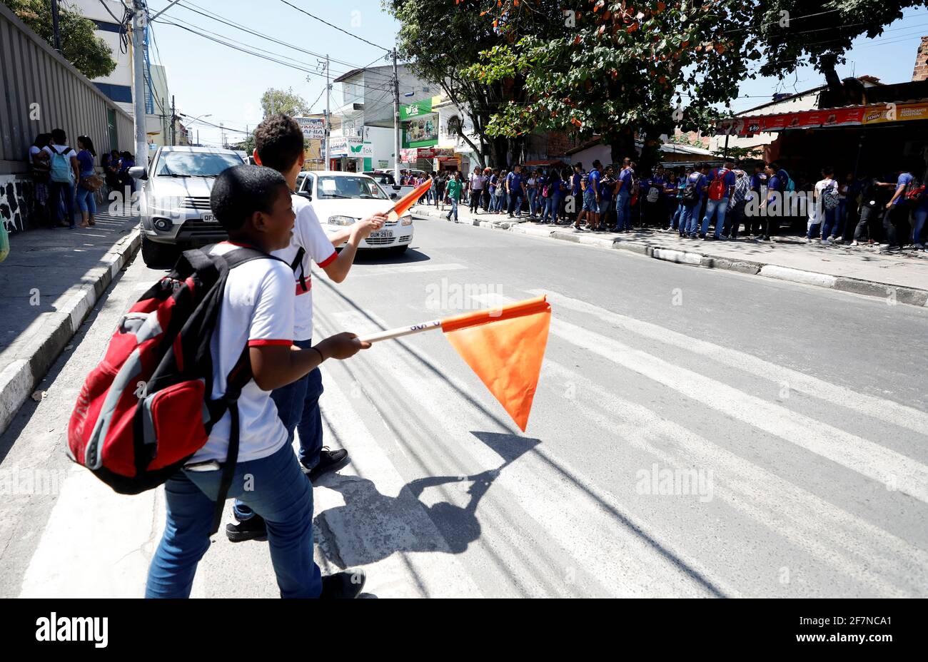 lauro de freitas, bahia / brasilien - 21. august 2019: Schüler der Ana Lucia Magalhaes Stadtschule, im Lauro de Freitas Zentrum, benutzen Flaggen zum Überqueren Stockfoto