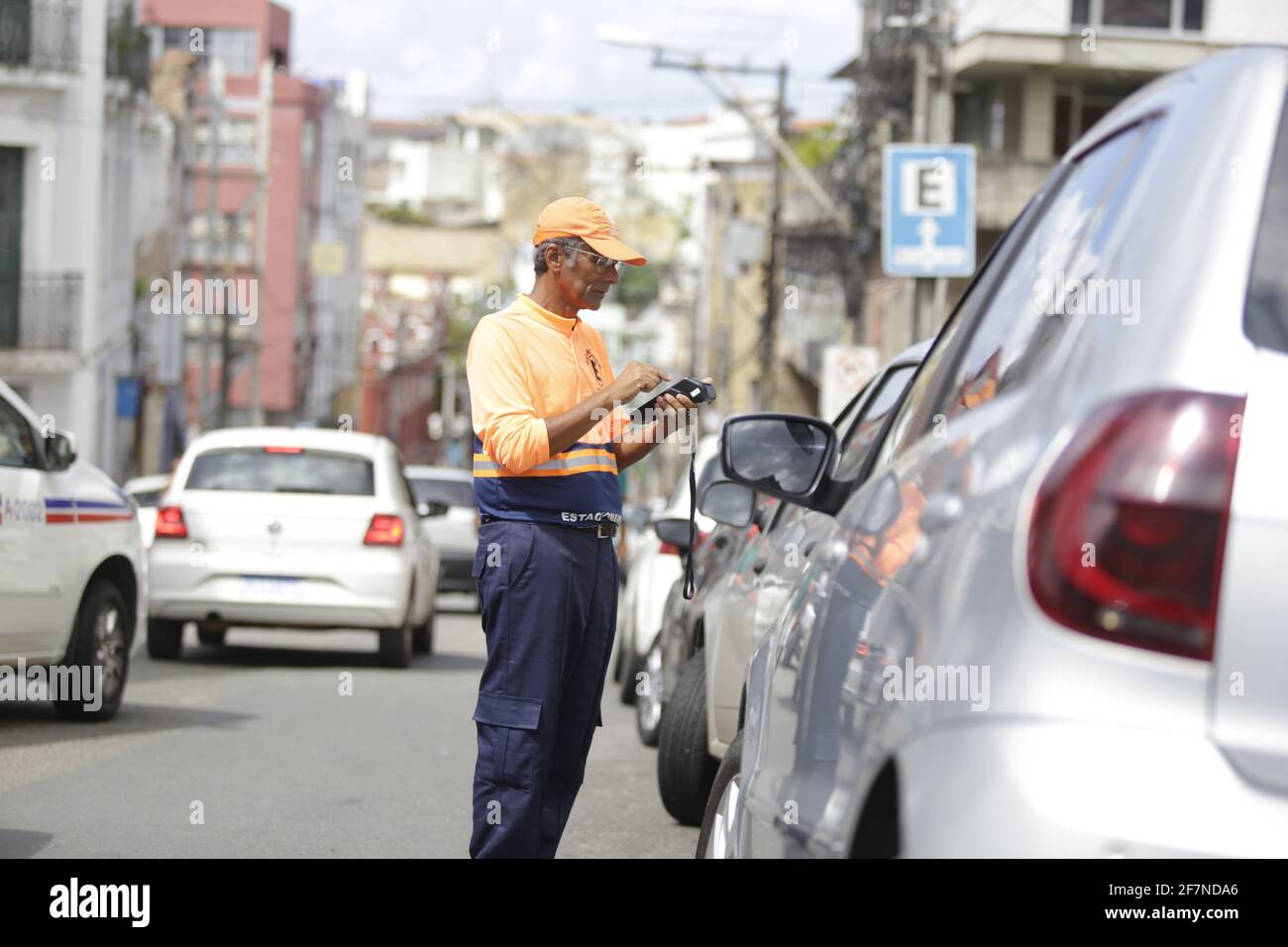 salvador, bahia / brasilien - 3. juni 2019: Blue Zone Operation Agent wird in der Stadt Salvador Fahrerparkgebühren berechnen sehen. *** Ortsüberschrift *** Stockfoto
