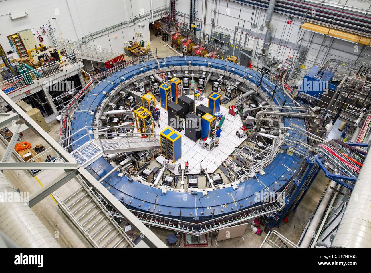 Der Muon g-2 Ring sitzt in seiner Detektorhalle inmitten von Elektronikracks, der Myon-Strahllinie und anderen Geräten. Dieses beeindruckende Experiment arbeitet bei negativen 450 Grad Fahrenheit und untersucht die Präzession (oder Wackeln) von Myonen, während sie durch das Magnetfeld reisen. Zum ersten Mal haben Wissenschaftler die Wechselwirkungen zwischen Neutrinos, die auf die Atomkerne treffen, im Herzen des Fermilab-Teilchendetektors der Energieabteilung präzise gemessen. Die Ergebnisse, die in der Fachzeitschrift Physical Review Letters ausführlich beschrieben werden, beseitigen einen Großteil der Unsicherheit, die theoretische Modelle von Neutrino osc untergräbt Stockfoto