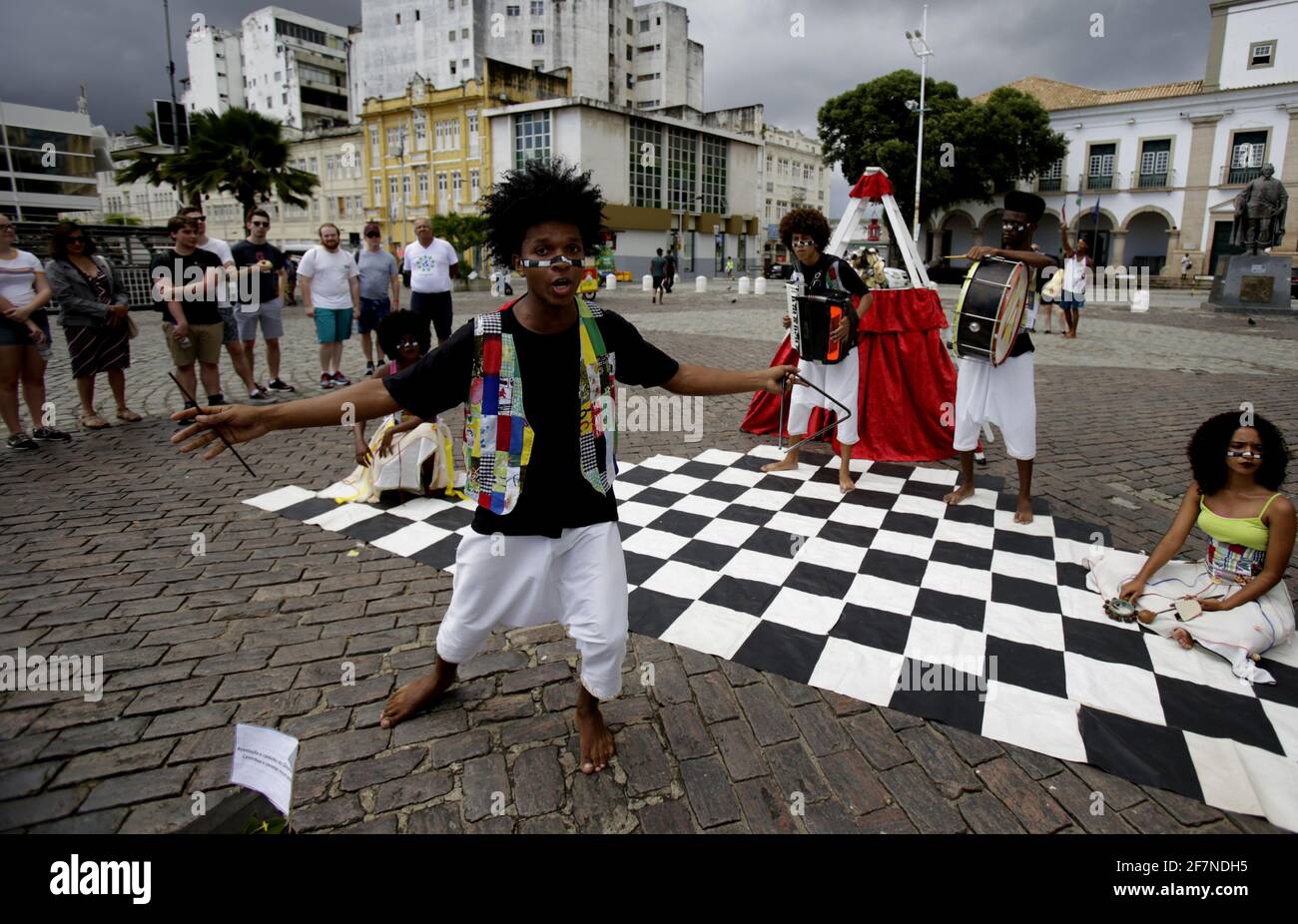 salvador, bahia / brasilien - 18. Mai 2019: Mitglieder der Theatralischen Revolution-Gruppe werden während einer Aufführung auf dem Thome de Sousa-Platz in der Stadt gesehen Stockfoto