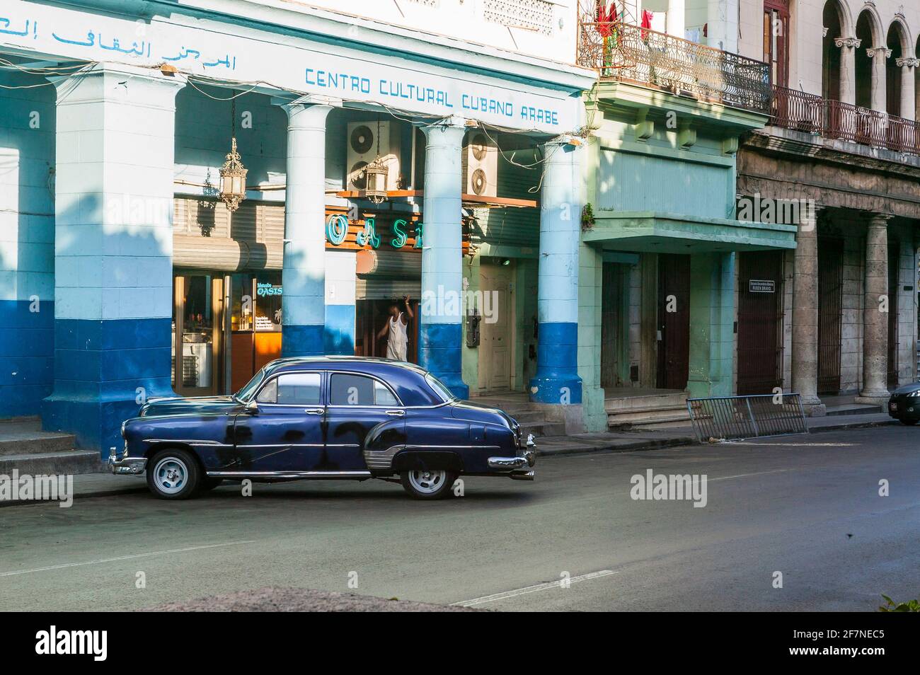 Ein blauer amerikanischer Oldtimer, der vor dem Kubanisch-Arabischen Kulturzentrum in der Altstadt von Havanna, Kuba, geparkt wurde. Stockfoto