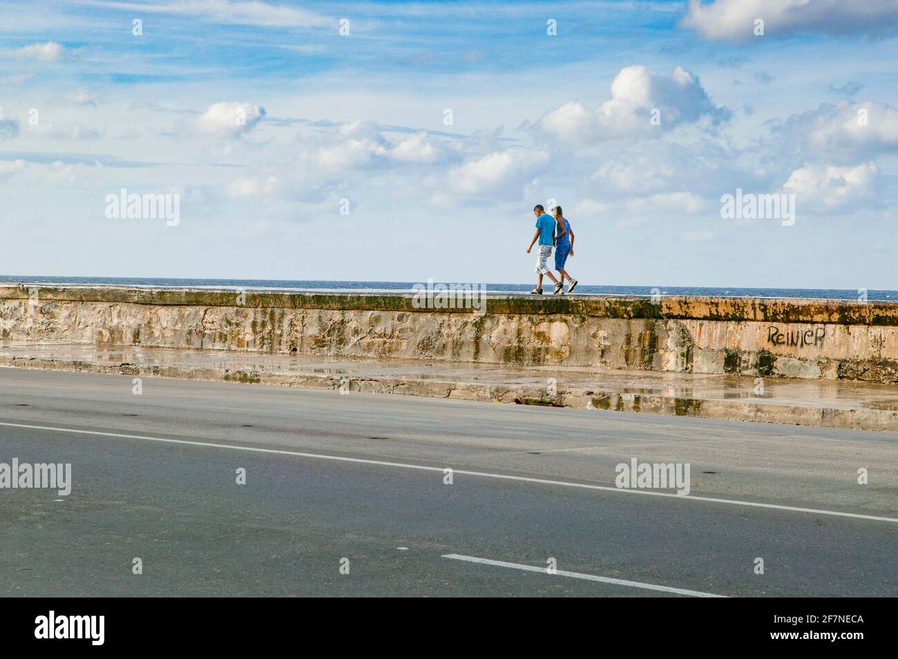 Zwei kubanische Teenager-Jungen gehen in Havanna, Kuba, auf den Damm entlang des Meleons. Stockfoto