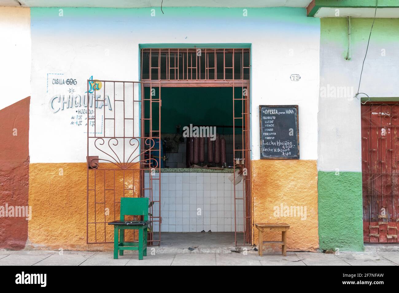 Architekturgebäude des Rationsbuchladens, Kuba Stockfoto