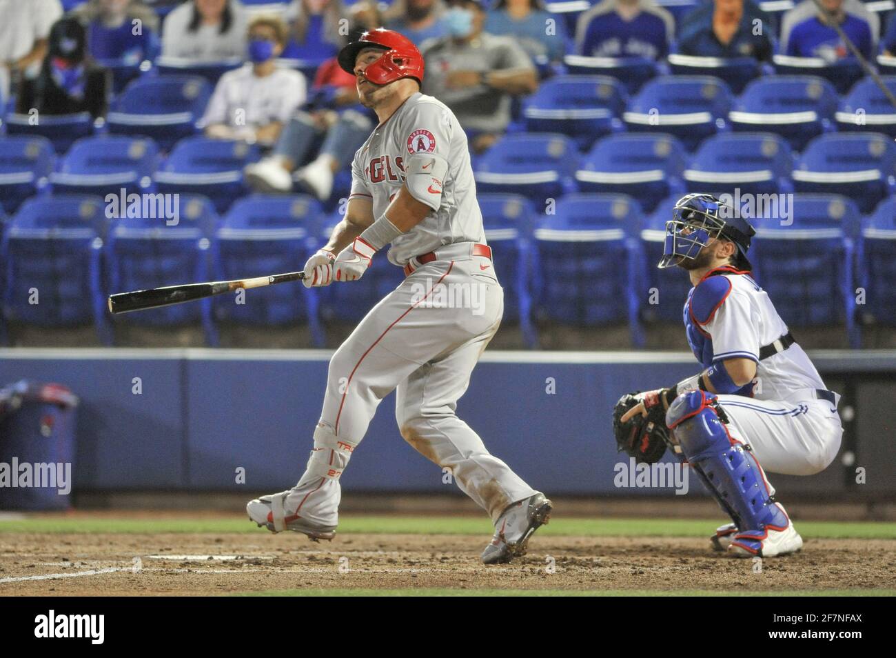 Dunedin, Usa. April 2021. Toronto Blue Jays Catcher Danny Jansen (R) sieht an, wie Mike Trout von Los Angeles Angels beim fünften Inning im TD Ballpark in Dunedin, Florida, am Donnerstag, 8. April 2021, einen Solo-Heimlauf trifft. Foto von Steven J. Nesius/UPI Credit: UPI/Alamy Live News Stockfoto