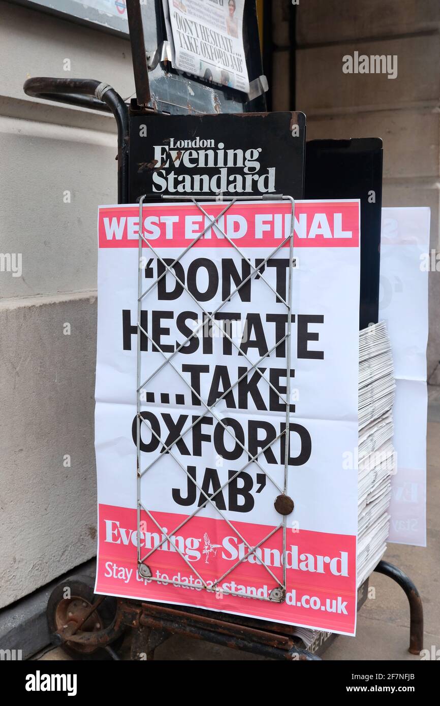 Ein Evening Standard-Zeitungsstand vor einer Londoner U-Bahnstation mit der Überschrift „Zögern Sie nicht... nehmen Sie den Oxford Jab“, da Ängste das Impfrisiko erhöhen Stockfoto