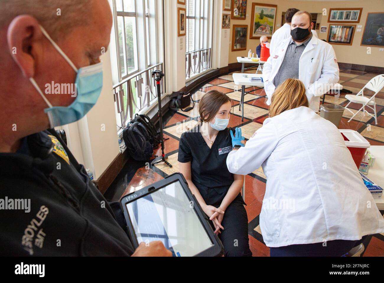 Charleston, Usa. April 2021. Katie Preece, 22, aus Charleston, West Virginia, erhält den Impfstoff in Riggleman Hall.das Kanawha-Charleston Gesundheitsministerium leitete eine Impfkampagne auf dem Campus der University of Charleston. 1,800 Dosen des Impfstoffes Johnson & Johnson Janssen Covid-19 standen zur Verfügung und sollten an alle Personen ab 16 Jahren abgegeben werden. Kredit: SOPA Images Limited/Alamy Live Nachrichten Stockfoto