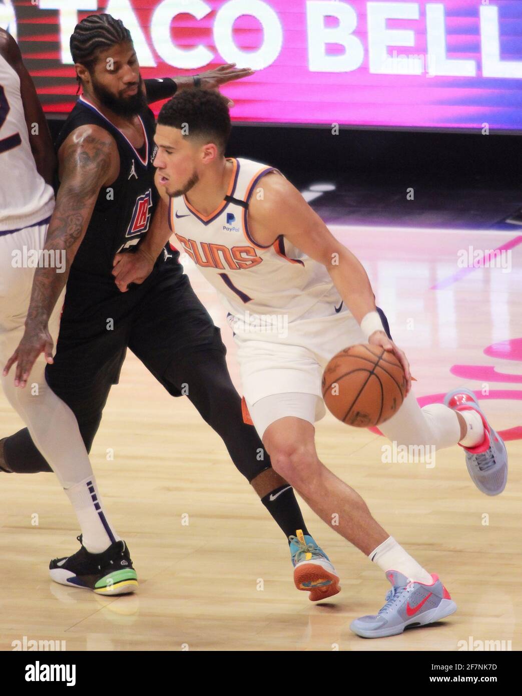 8. April 2021: Die Los Angeles Clippers gegen die Phoenix Suns im Staples Center in Los Angeles, CA am Donnerstag, 8. April 2021. Devin Booker der Phoenix Suns tropft um Paul George von den LA Clippers herum. Quelle: Phillip Kim/Prensa Internacional/ZUMA Wire/Alamy Live News Stockfoto