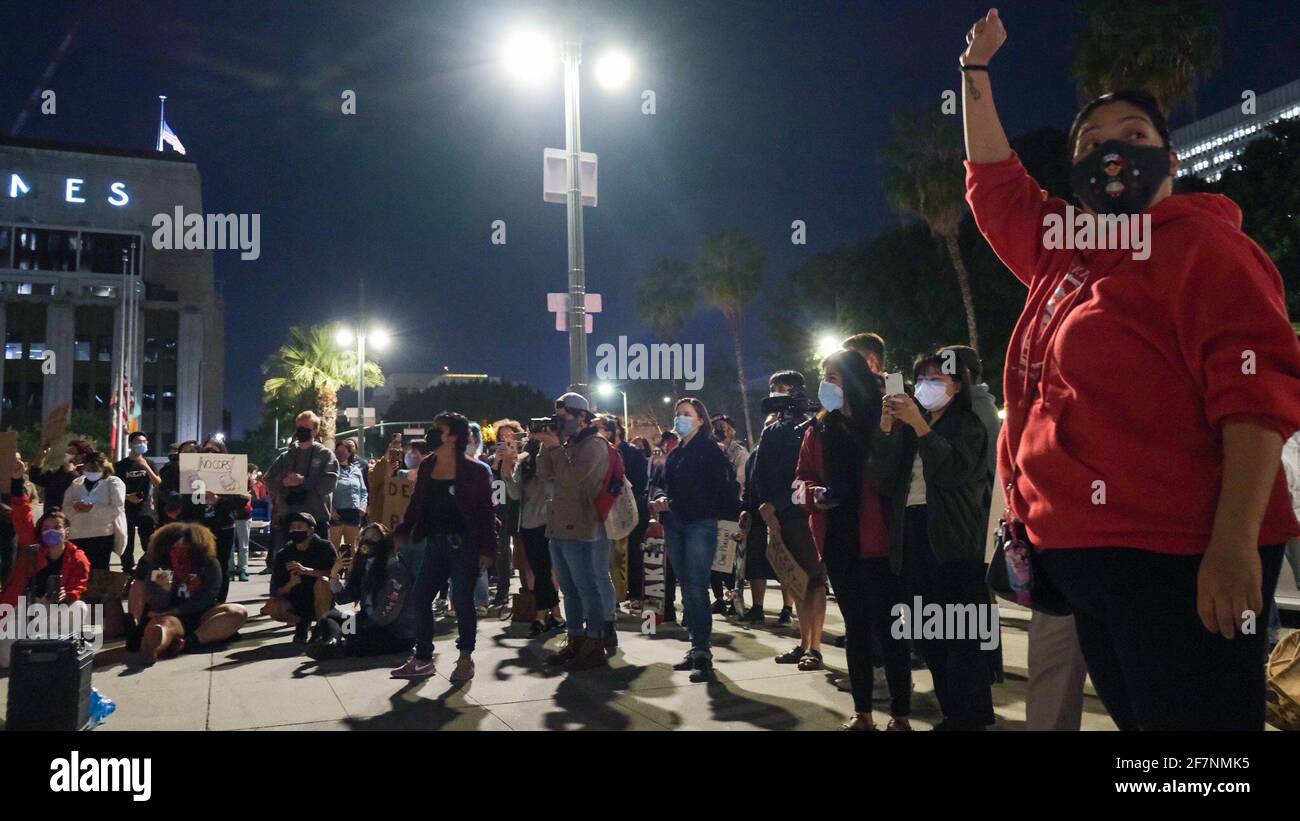 Los Angeles, CA, USA. April 2021. Eine Menschenmenge versammelt sich am Donnerstagabend zu einem Protest „Housing Not Cops“ vor dem Polizeihauptquartier von Los Angeles. Sie kamen zusammen, um sich gegen Wohnungsvertreibungen und gegen das Budget der Polizeibehörde zu äußern. Quelle: Young G. Kim/Alamy Live News Stockfoto