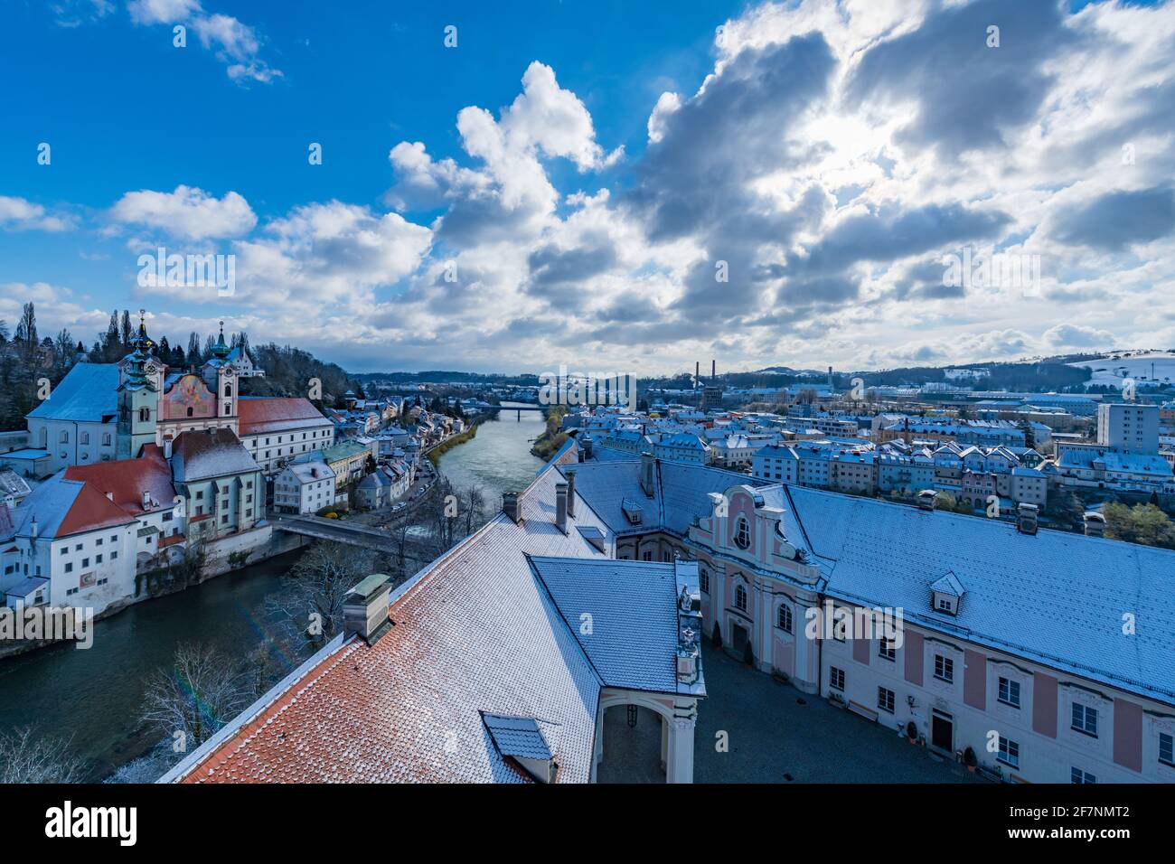 Stadt steyr, Panoramablick vom Schloss lamberg an einem verschneiten Tag im april Stockfoto