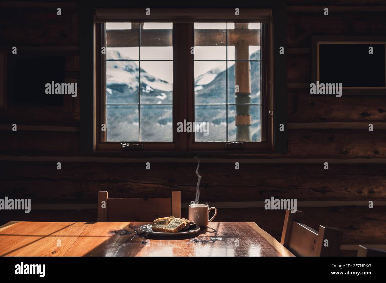Brotscheiben mit heißem Kaffee auf Holztisch aus Holz lodge am Morgen Stockfoto