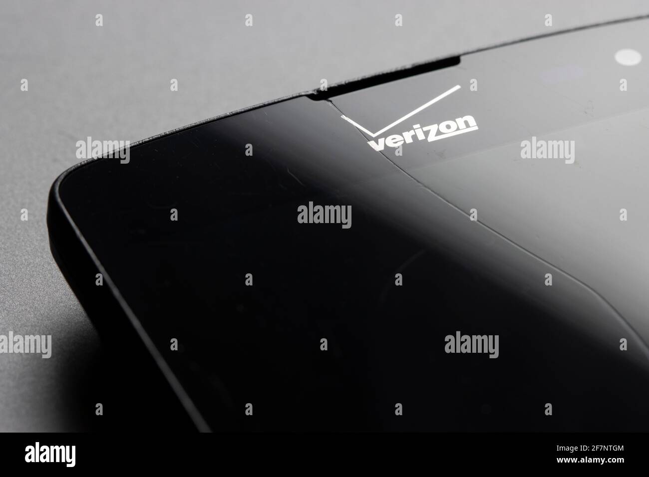 Das Verizon-Logo ist auf einem defekten Verizon Prepaid-Smartphone am 8. April 2021 zu sehen. Verizon Wireless ist ein amerikanisches Telekommunikationsunternehmen. Stockfoto