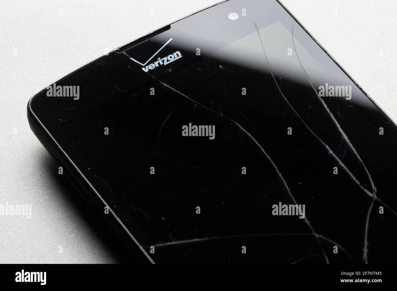 Das Verizon-Logo ist auf einem defekten Verizon Prepaid-Smartphone am 8. April 2021 zu sehen. Verizon Wireless ist ein amerikanisches Telekommunikationsunternehmen. Stockfoto