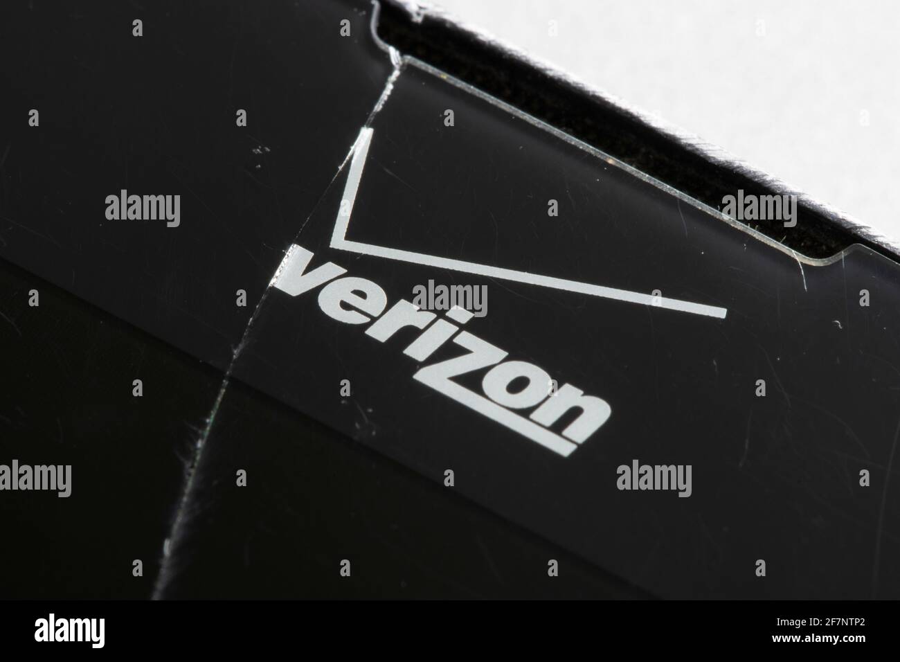 Das Verizon-Logo ist auf einem defekten Verizon Prepaid-Smartphone am 8. April 2021 zu sehen. Verizon Wireless ist ein amerikanisches Telekommunikationsunternehmen. Stockfoto