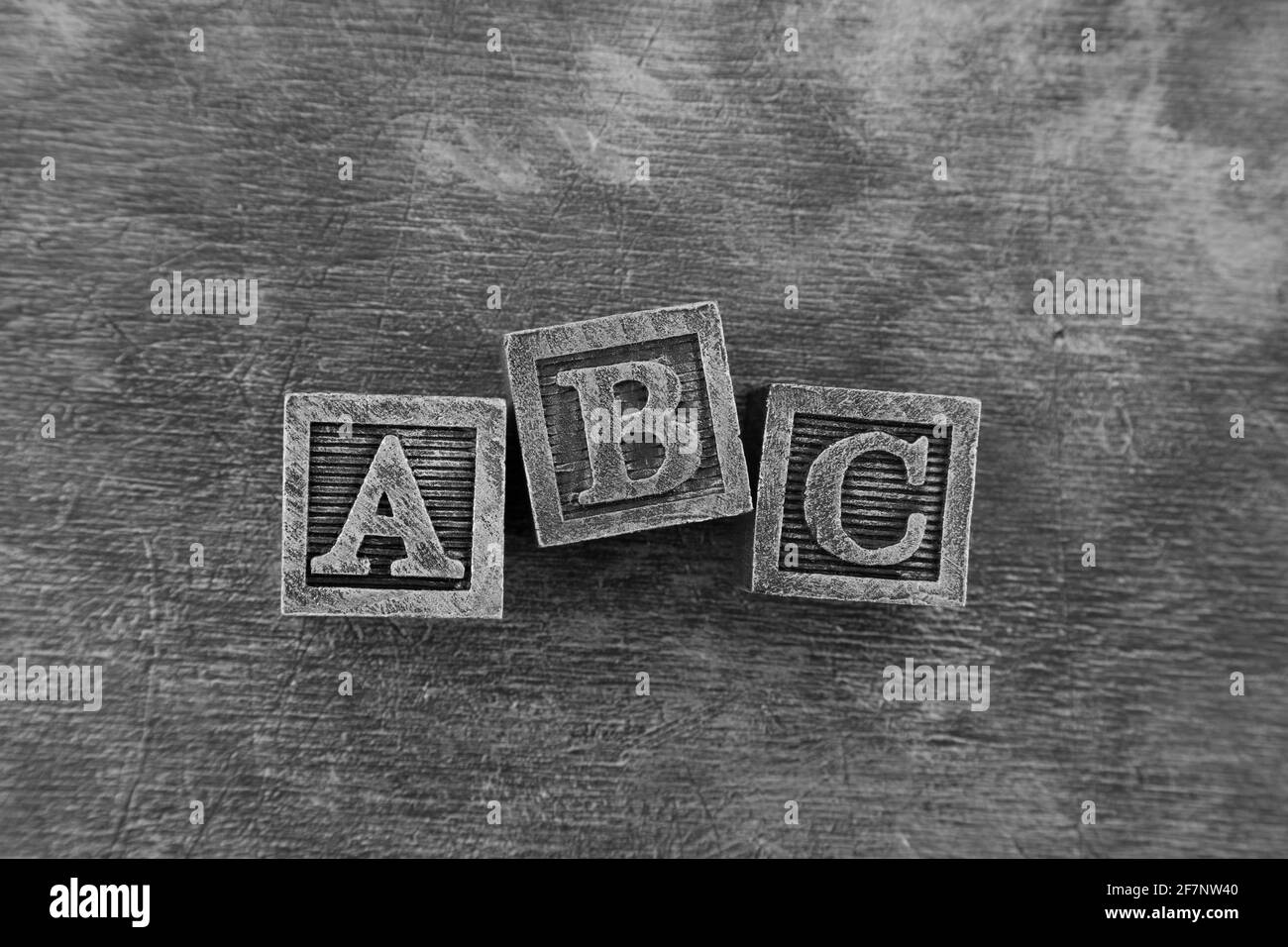 Vintage Holz Alphabet Blöcke auf dunklem Holz Hintergrund Stockfoto