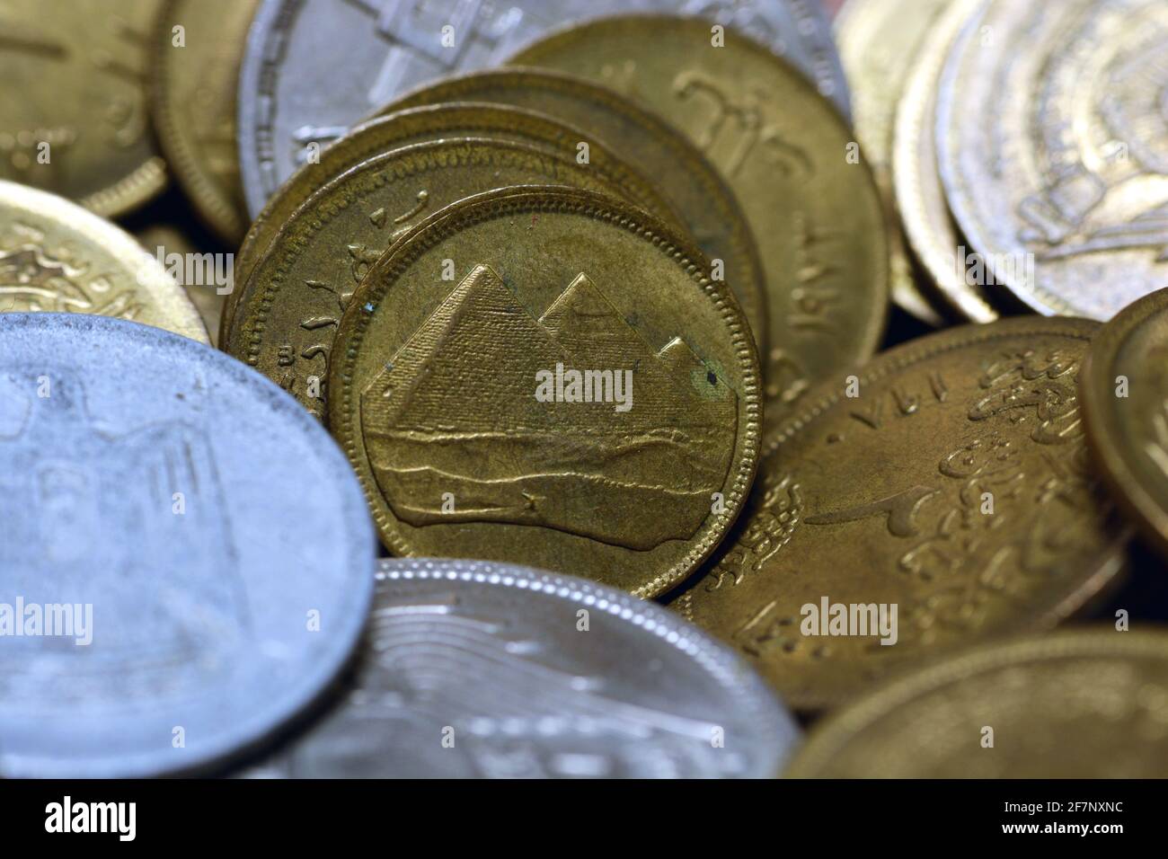 Sammlung alter ägyptischer Münzen im Hintergrund Stockfoto