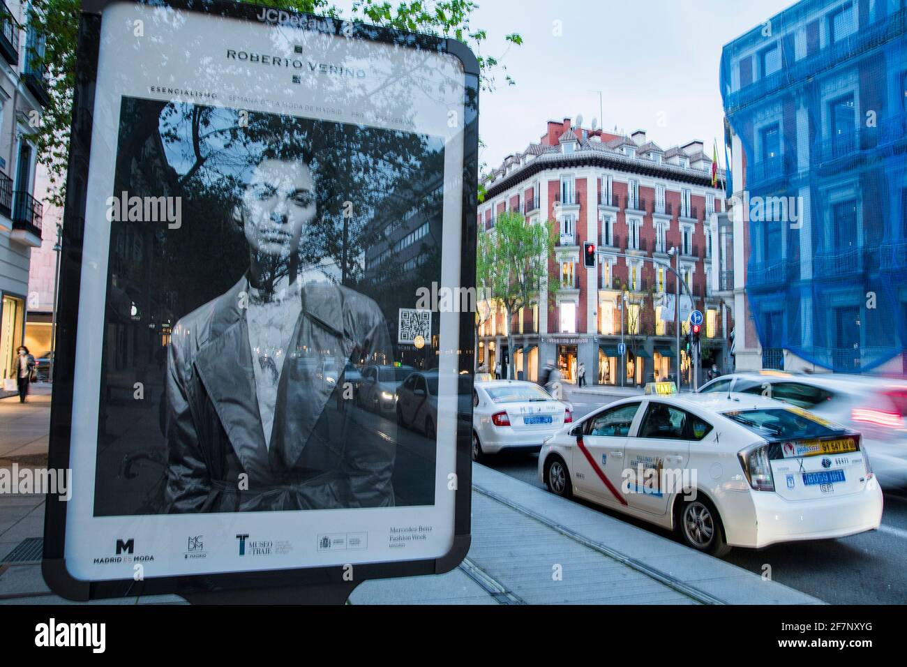 Die Marke hat in Zusammenarbeit mit der Stadtverwaltung von Madrid und JCDecaux eine Aktion auf der Straße für die Öffentlichkeit geschaffen. Der Designer Roberto Verino hat heute, Donnerstag, den 8. April, Seine Kollektion Frühjahr/Sommer 2021 basiert auf ESSENTIALISMUS in Zusammenarbeit mit dem Madrider Hauptstadtprojekt des Stadtrates von Madrid durch eine virtuelle und interaktive Parade in den Mupis oder Werbemedien der Serrano-Straße im Abschnitt zwischen den Straßen Ortega y Gasset und Hermosilla. (Foto von Alberto Sibaja/Pacific Press) Stockfoto