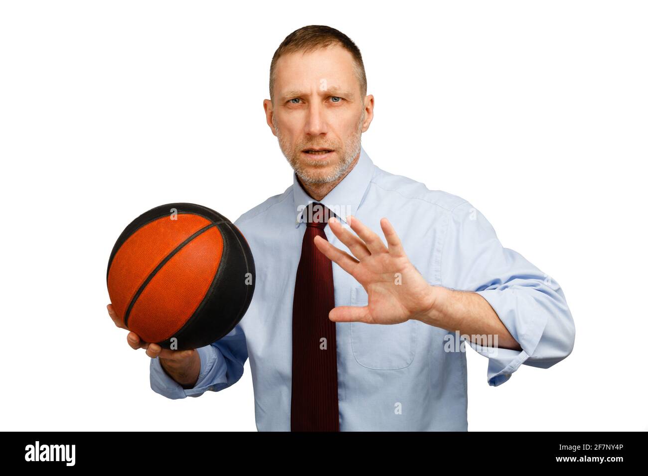 Geschäftsmann hält einen Basketball in den Händen und spielt dieses Spiel. Stockfoto