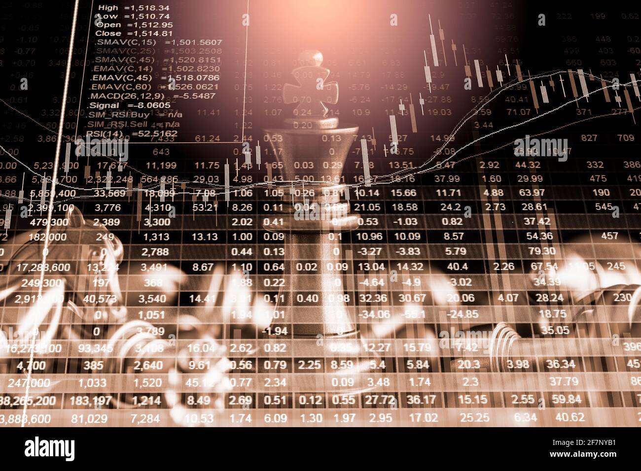 Schachspiel auf Schachbrett hinter dem Hintergrund des Geschäftsmannes. Geschäftskonzept zur Präsentation von Finanzinformationen und Analysen der Marketingstrategie. Investitionen Stockfoto