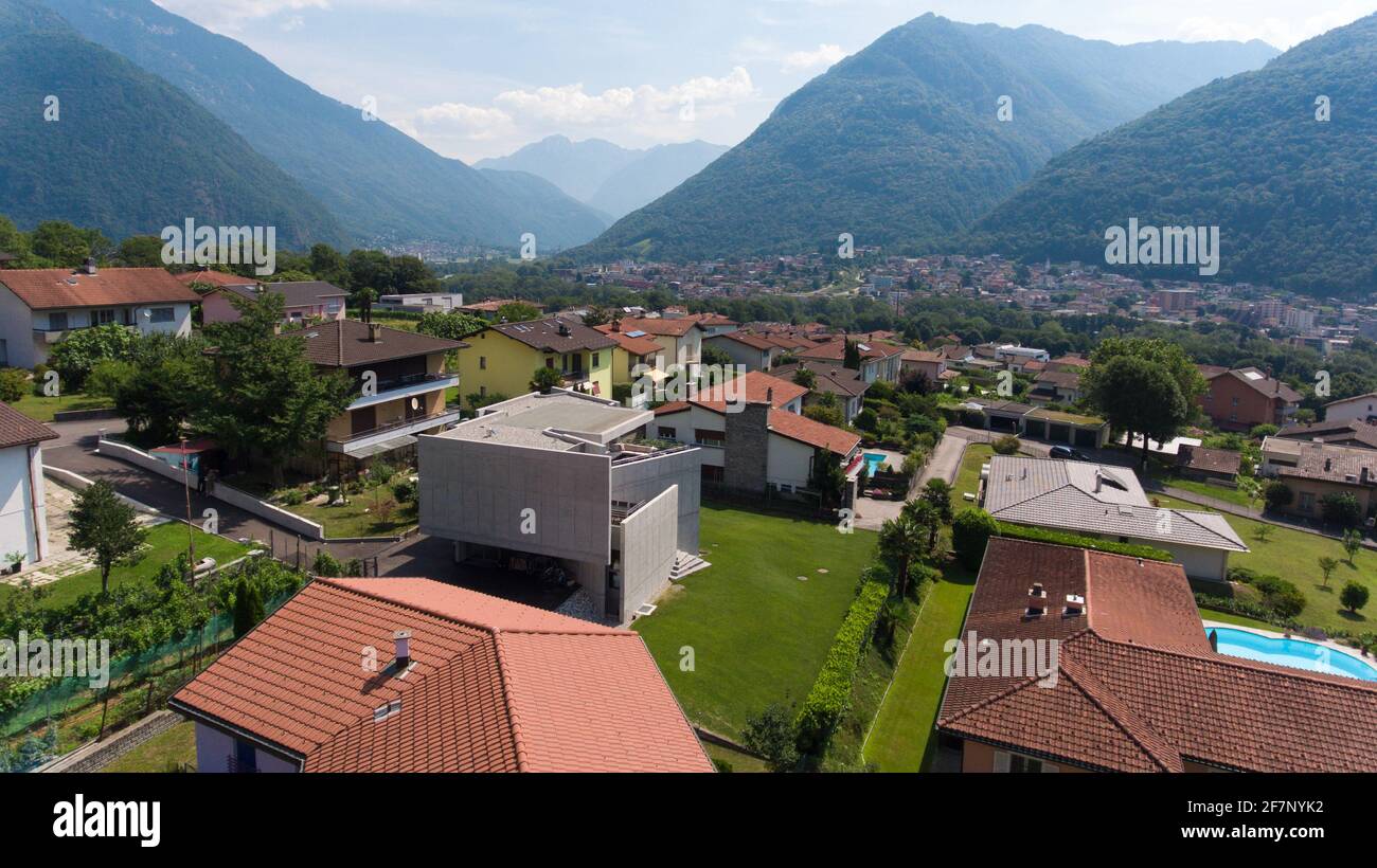 Moderne Villa in der kleinen Stadt der Schweiz kontextualisieren Stockfoto