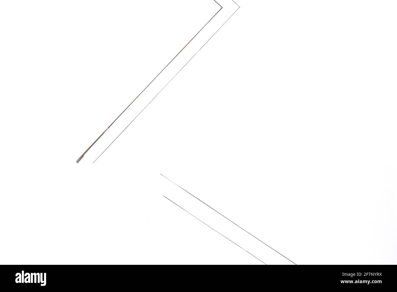 White Paper Sheets. Minimalistischer weißer strukturierter Hintergrund mit Kopierbereich. Stockfoto