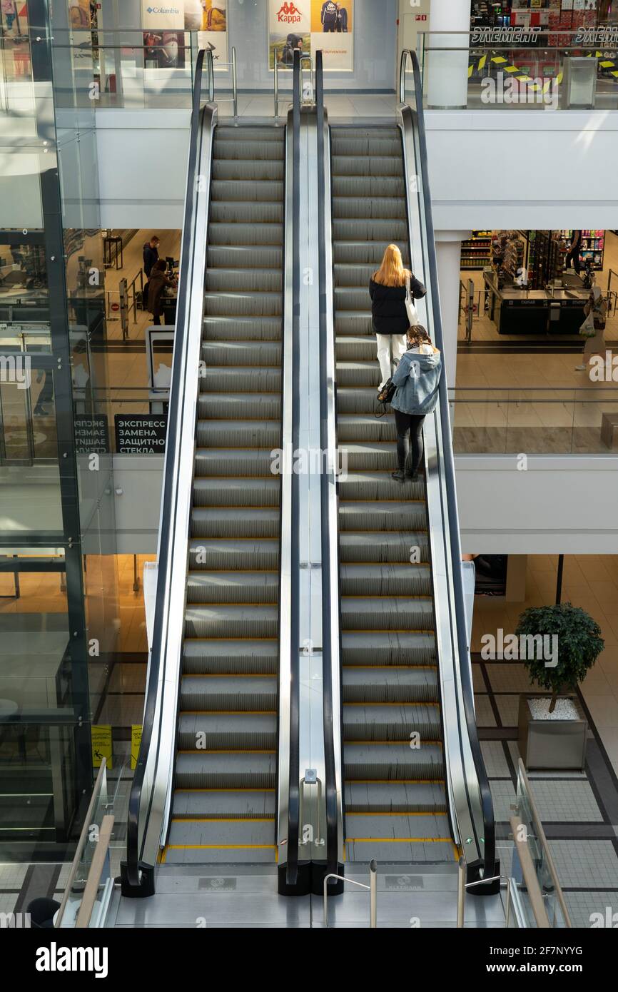 Grodno, Weißrussland - 07. April 2021: Blick auf die Rolltreppe im modernen Einkaufszentrum TRINITI Stockfoto