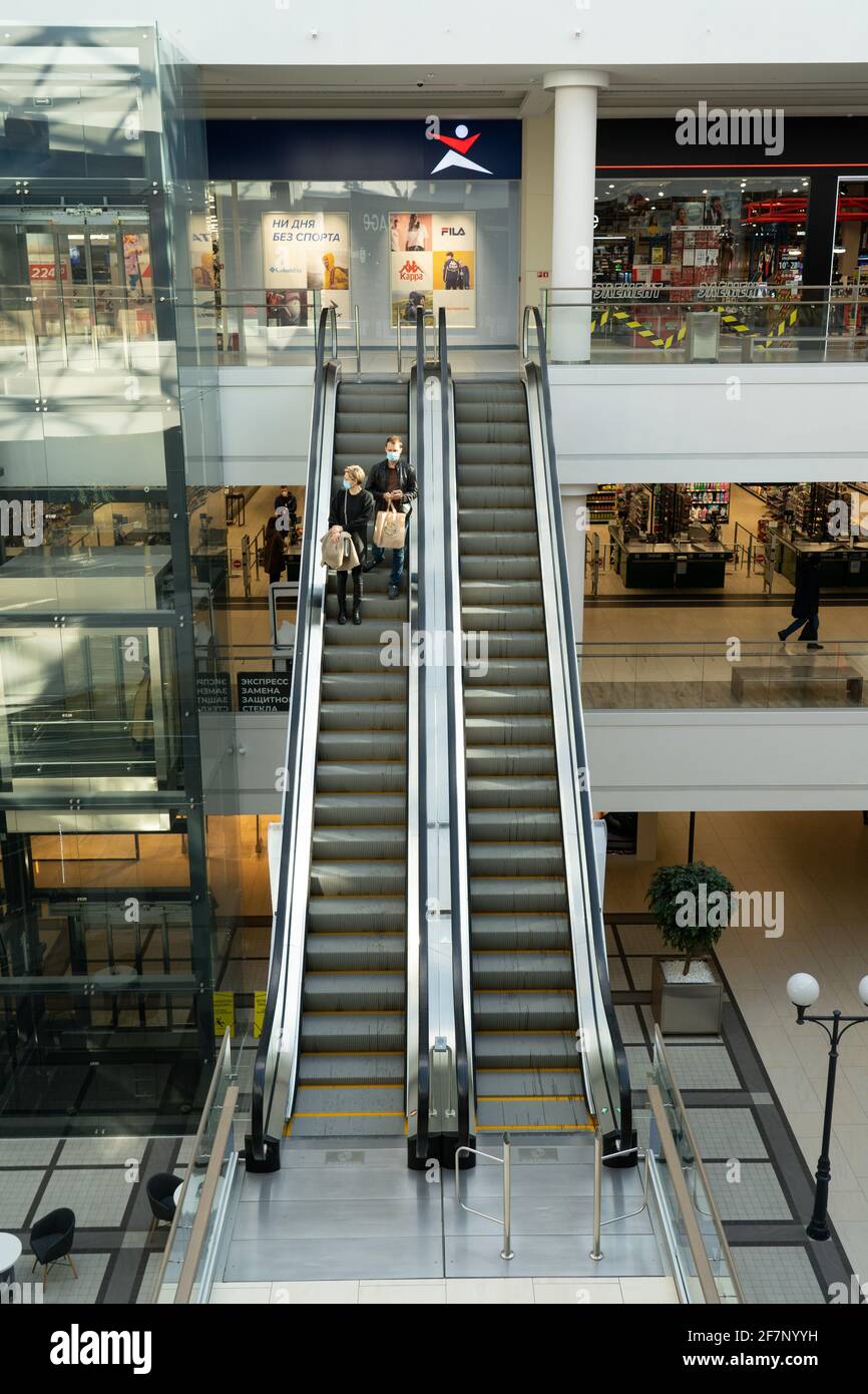 Grodno, Weißrussland - 07. April 2021: Blick auf die Rolltreppe im modernen Einkaufszentrum TRINITI Stockfoto