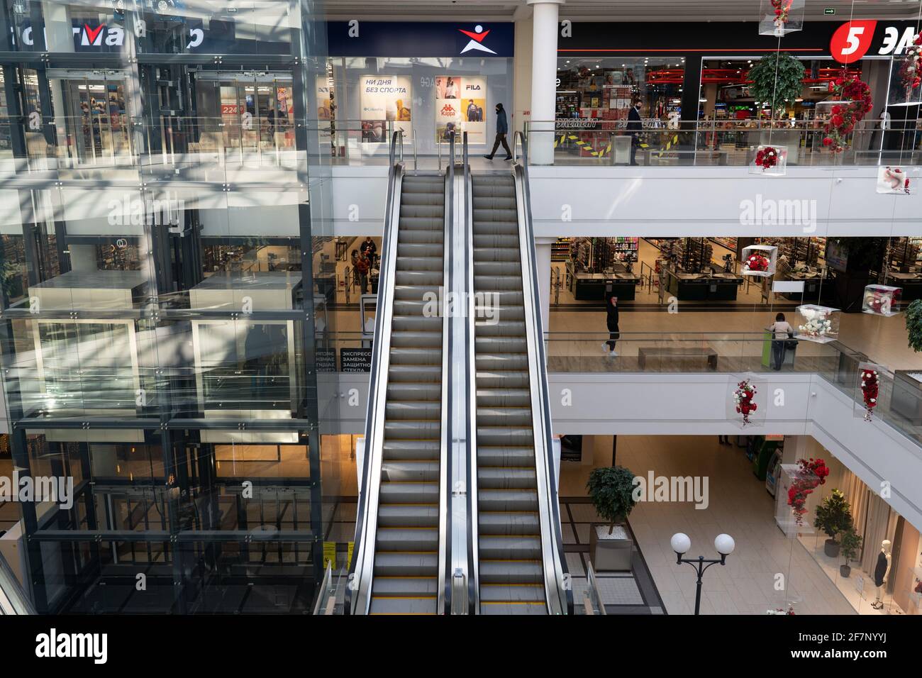 Grodno, Weißrussland - 07. April 2021: Blick auf die Rolltreppe im modernen Einkaufszentrum TRINITI Stockfoto