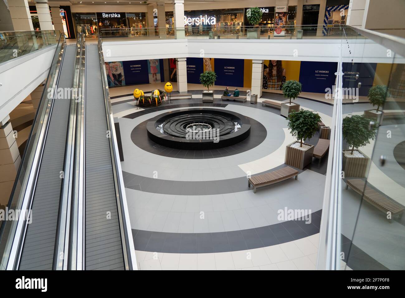 Grodno, Weißrussland - 07. April 2021: Blick auf die Travolatoren im modernen Einkaufszentrum TRINITI. Eine stufenlose Rolltreppe erleichtert die Bewegung von Menschen f Stockfoto