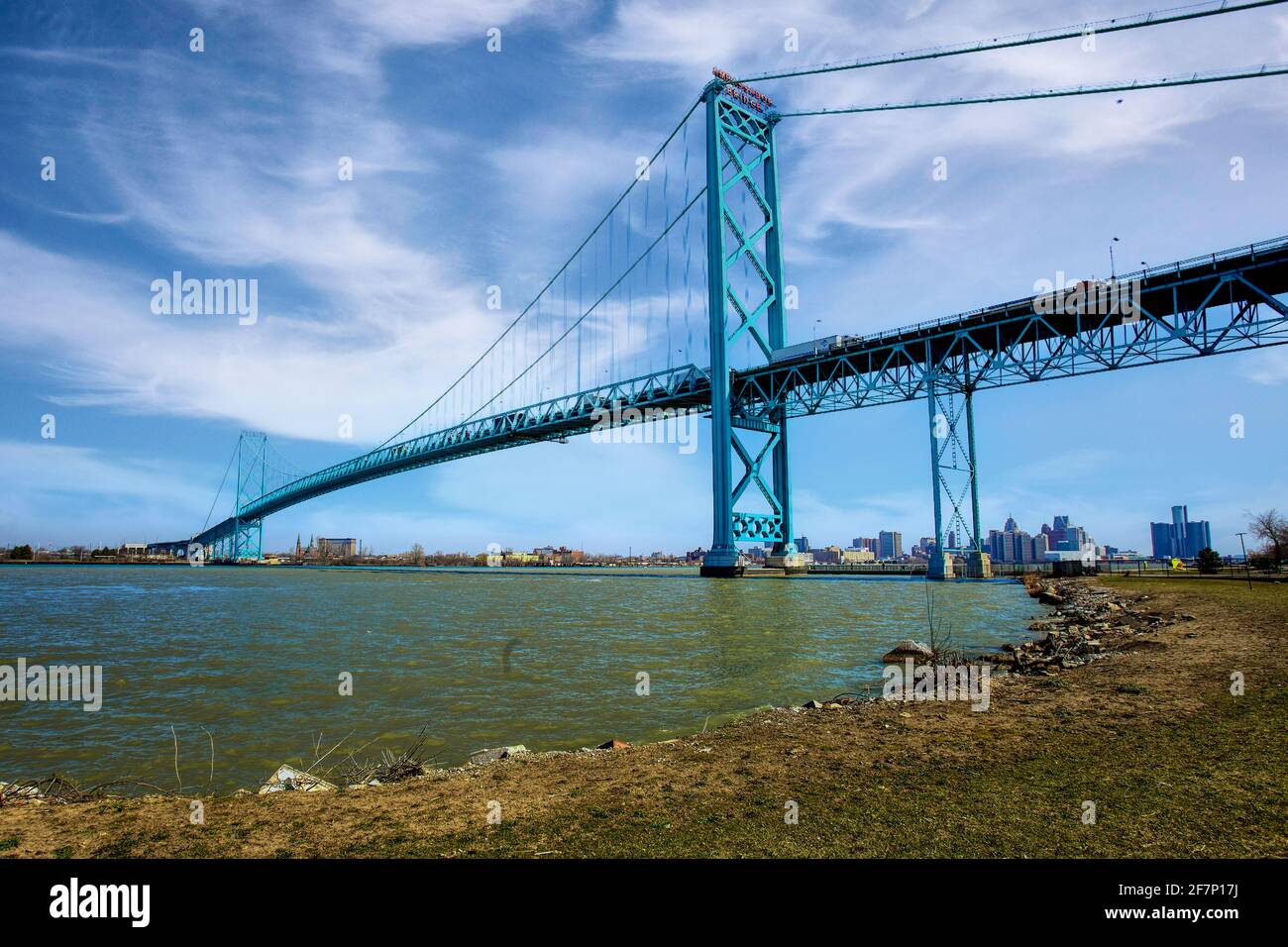 Zeitgenössische Ambassador Bridge über den Fluss, die die Städte Detroit und Windsor verbindet USA und Kanada gegen wolkigen blauen Himmel Stockfoto